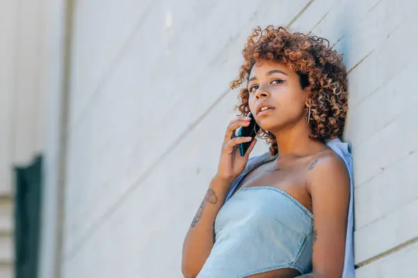 Chica Afroamericana Latina Con Teléfono Móvil Calle —  Fotos de Stock