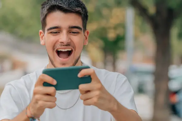 Jovem Homem Jogos Rua Jogando Com Smartphone — Fotografia de Stock