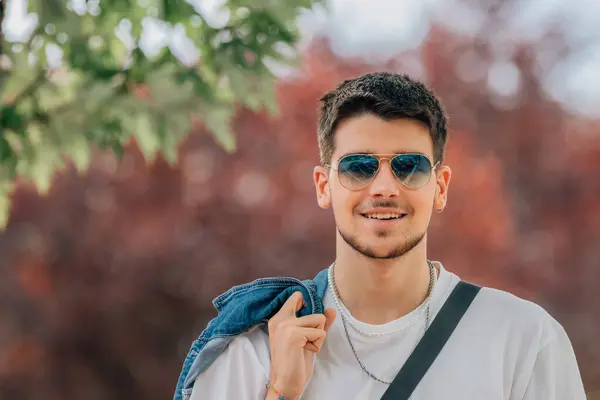 Joven Estudiante Con Gafas Sol —  Fotos de Stock