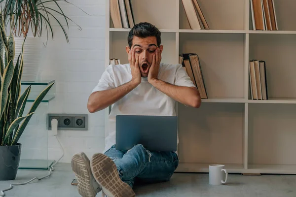 Young Man Home Laptop Surprise Expression Reaction — Stock Photo, Image