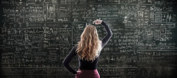 Задумчивая Женщина Математическими Формулами — стоковое фото