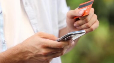 İnternet üzerinden cep telefonu ve kredi kartı alımı ile yakın plan