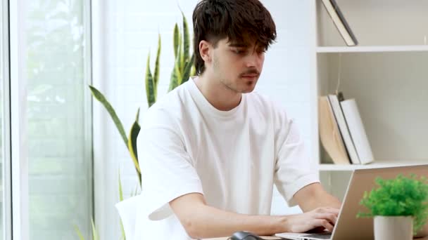 Jonge Man Met Computer Werken Ontspannen Rusten — Stockvideo