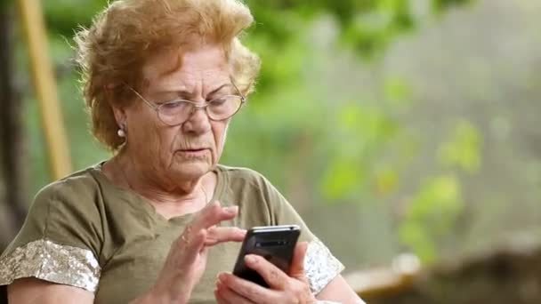 Senioren Vrouw Met Mobiele Telefoon Buiten — Stockvideo