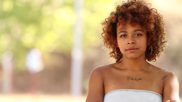 Afro Americana Latina Chica Apuntando Copia Espacio — Vídeo de stock