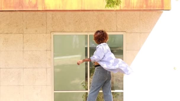 Afro Chica Americana Bailando Calle — Vídeo de stock