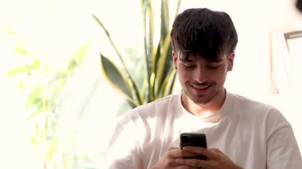 Jeune Homme Avec Téléphone Portable Réagissant Avec Expression Succès — Video