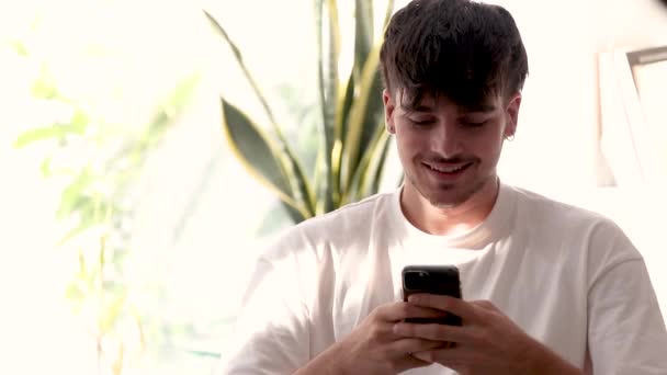 Junger Mann Mit Handy Reagiert Mit Erfolgserlebnis Zeitlupe — Stockvideo
