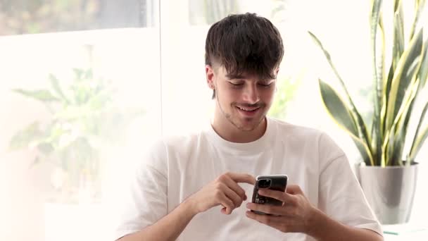 Genç Adam Evde Geziyor Cep Telefonuyla Alışveriş Yapıyor — Stok video