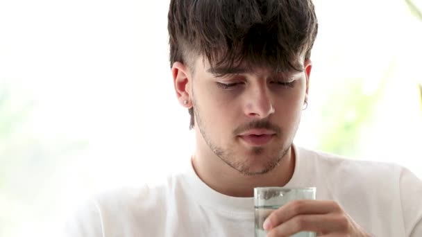 Porträtt Ung Man Dricksvatten — Stockvideo