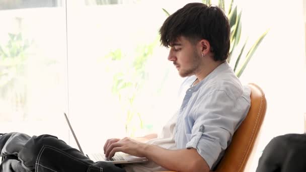 Junger Mann Mit Laptop Macht Pause Oder Entspannt Sich — Stockvideo
