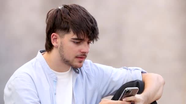 Jeune Homme Dans Rue Avec Téléphone Portable Regardant Souriant Caméra — Video