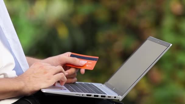 Крупним Планом Рука Покупками Ноутбуків Кредитних Карток Онлайн — стокове відео
