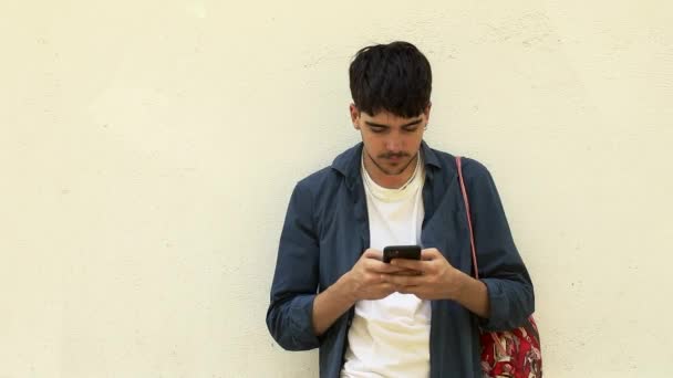 Młody Człowiek Plecakiem Telefonem Komórkowym Świętującym Sukces — Wideo stockowe