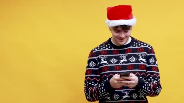 Kaukasischer Junger Mann Mit Weihnachtsmann Hut Der Isoliert Auf Den — Stockvideo