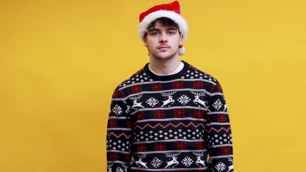 Kaukasischer Junger Mann Mit Weihnachtsmann Hut Und Verständnislosem Gesichtsausdruck — Stockvideo