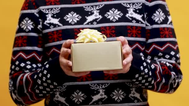 Handen Met Kerst Cadeau Geïsoleerd Achtergrond — Stockvideo