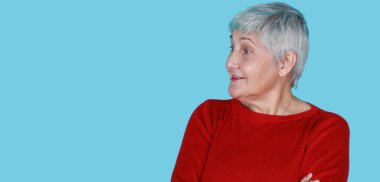 60 'lı yaşlarda yaşlı bir kadın renk arka planında izole edilmiş
