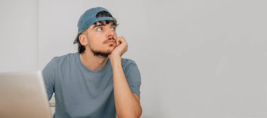 Bilgisayarlı öğrenci.