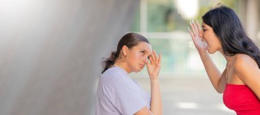 Kızlar ya da arkadaşlar sokakta tartışıyor.