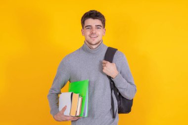 Kitapları olan öğrenci arka planda izole