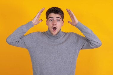Genç adam arka planda şaşırmış bir ifadeyle izole edilmiş.