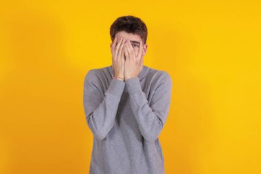 Genç adam arka planda izole edildi