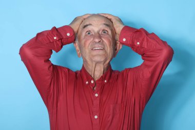 yaşlı adam arka planda izole