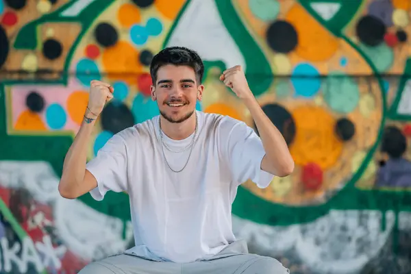 Heyecanlı Genç Adam Sevinçle Kutluyor Telifsiz Stok Imajlar