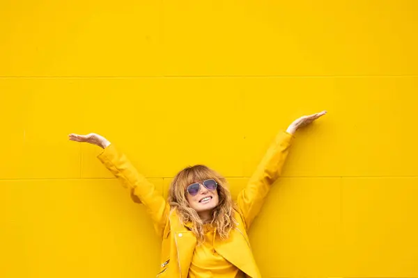 Mujer Mediana Edad Emocionada Con Felicidad Fondo Amarillo Aire Libre Imagen De Stock