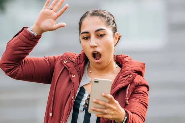 Surprised Girl Looking Mobile Phone ロイヤリティフリーのストック画像