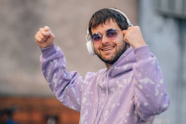 Kulaklıklı ve başarılı bir genç adam.