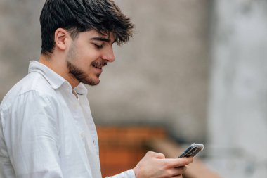 cep telefonu ile çocuk portresi