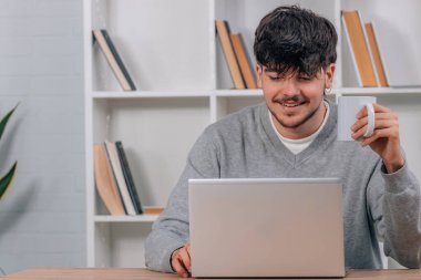 Bilgisayar ya da dizüstü bilgisayarlı öğrenci