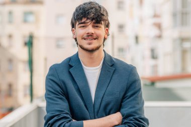 Ceketli genç bir adamın portresi.