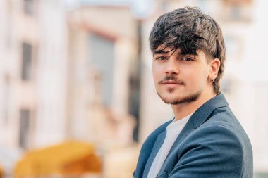 Ceketli genç bir adamın portresi.