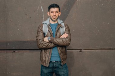 Sırt çantalı genç adam sokakta