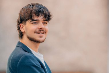 Üniversite üniformalı genç adam ya da öğrenci.