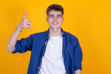 Renkli arka planda izole edilmiş mutlu genç adam