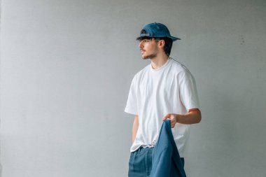 Ceketli genç şehir erkeğinin portresi