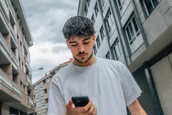 Młody Człowiek Ulicy Patrząc Telefon Komórkowy Lub Smartfon Zdjęcia Stockowe bez tantiem