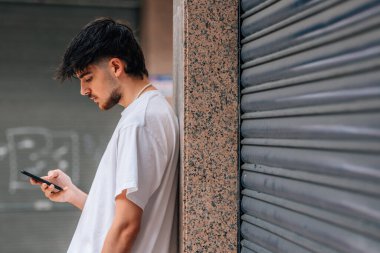 Cep telefonu ve cep telefonu olan genç bir adam.