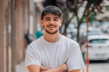 Beyaz bir gencin sokak portresi.