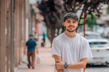 Sokaktaki genç adam ya da öğrenci.