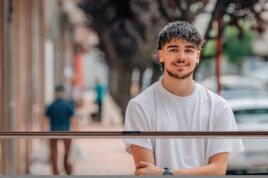 Sokaktaki genç adam ya da öğrenci.