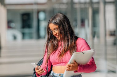 Okulda cep telefonu olan öğrenci kız.