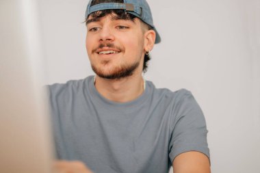 Bilgisayarlı genç adam.