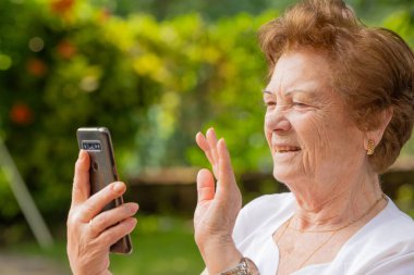 Dışarıda cep telefonu ya da akıllı telefon kullanan son sınıf öğrencisi.