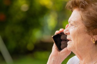 Dışarıda cep telefonu ya da akıllı telefon kullanan son sınıf öğrencisi.