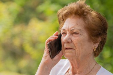 Dışarıda cep telefonu ya da akıllı telefon kullanan son sınıf öğrencisi.